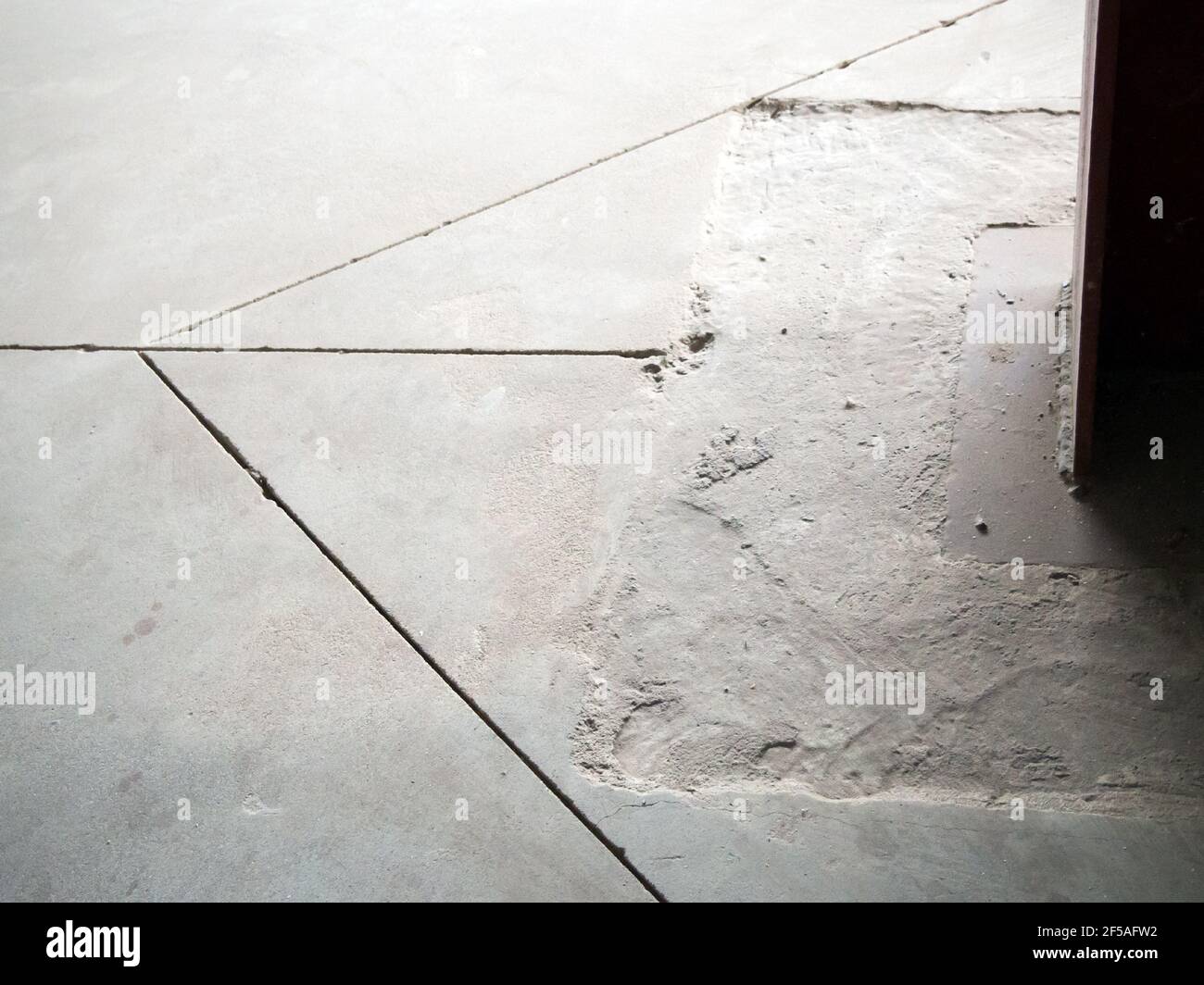 Dehnfugen auf dem Betonboden an der Säule Stockfoto