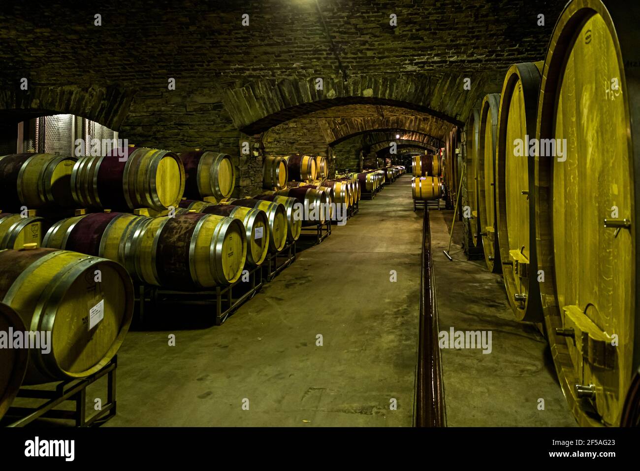 Weinkeller der ältesten Weingenossenschaft der Welt in Mayschoß, Deutschland vor der Flut von 2021 Stockfoto
