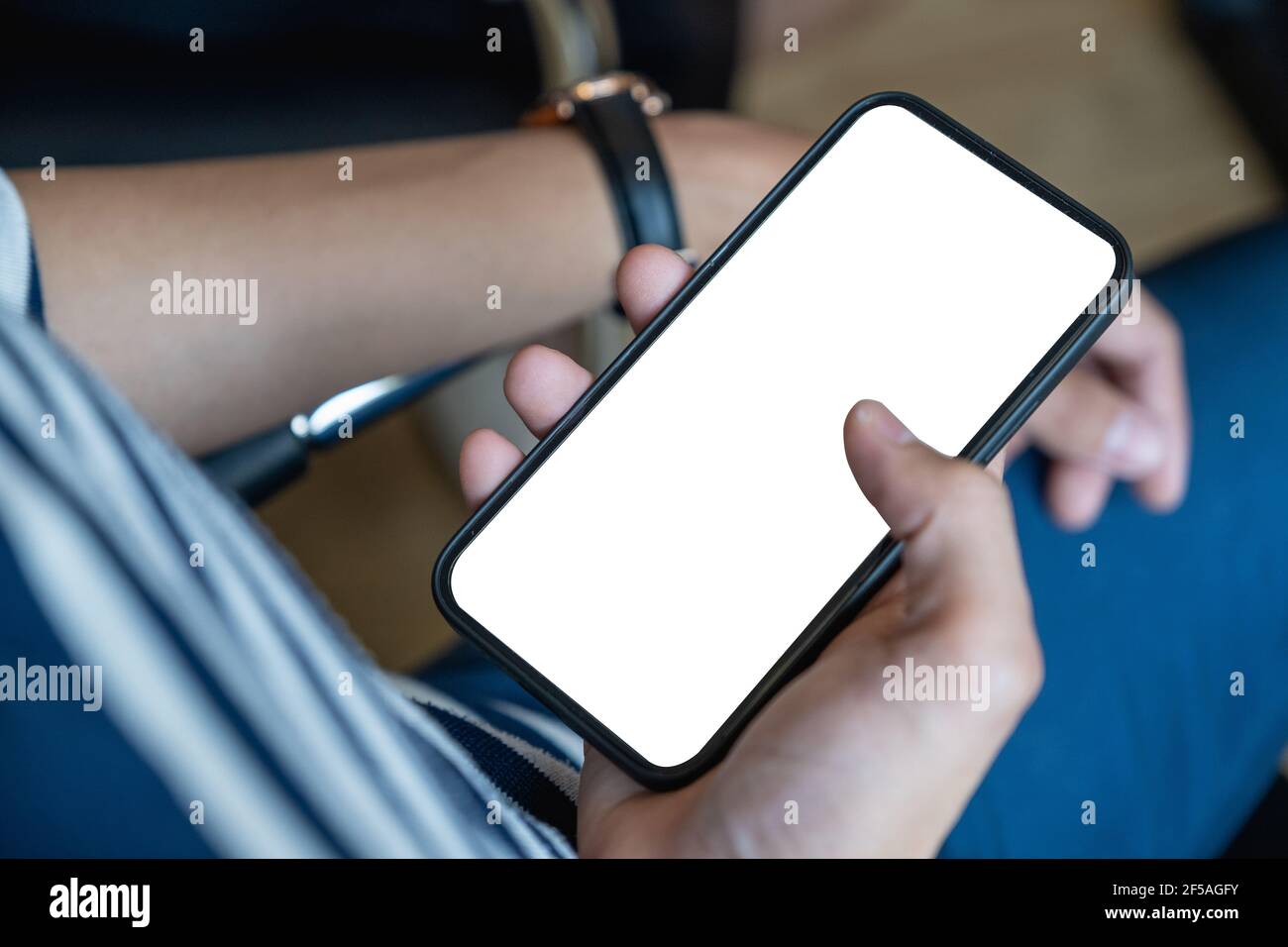 Mann mit Smartphone leeren Bildschirm rahmenlose moderne Design während der Arbeit Von zu Hause aus Stockfoto