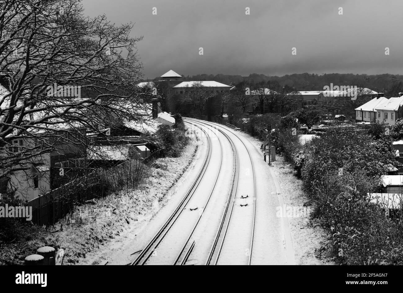 In Camberley ist nach dem ersten Schneefall alles weiß (Und hoffentlich nur) Sperrung von 2021 Stockfoto