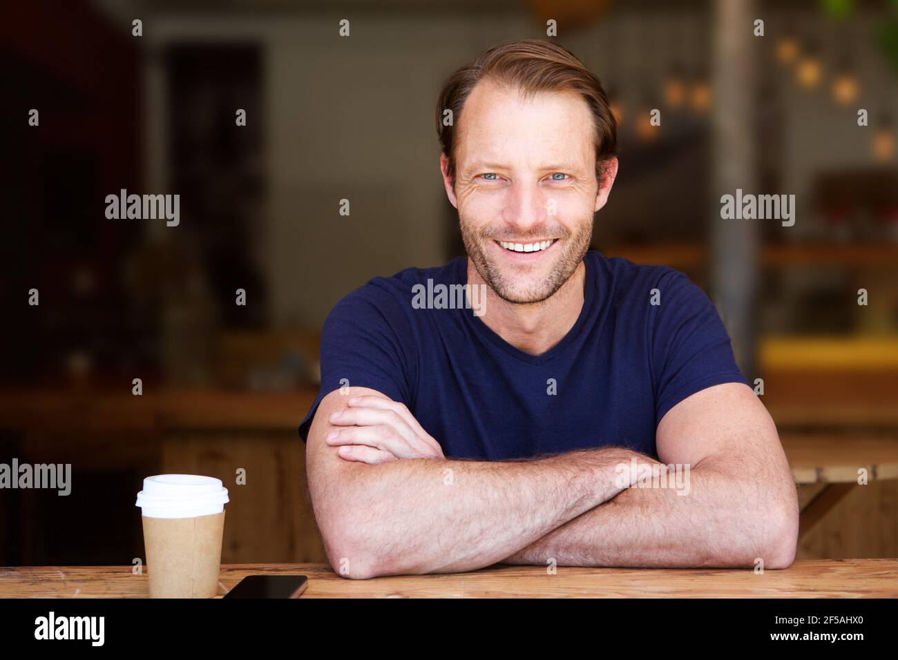 Porträt eines gutaussehenden Mannes mittleren Alters lächelnd Stockfoto