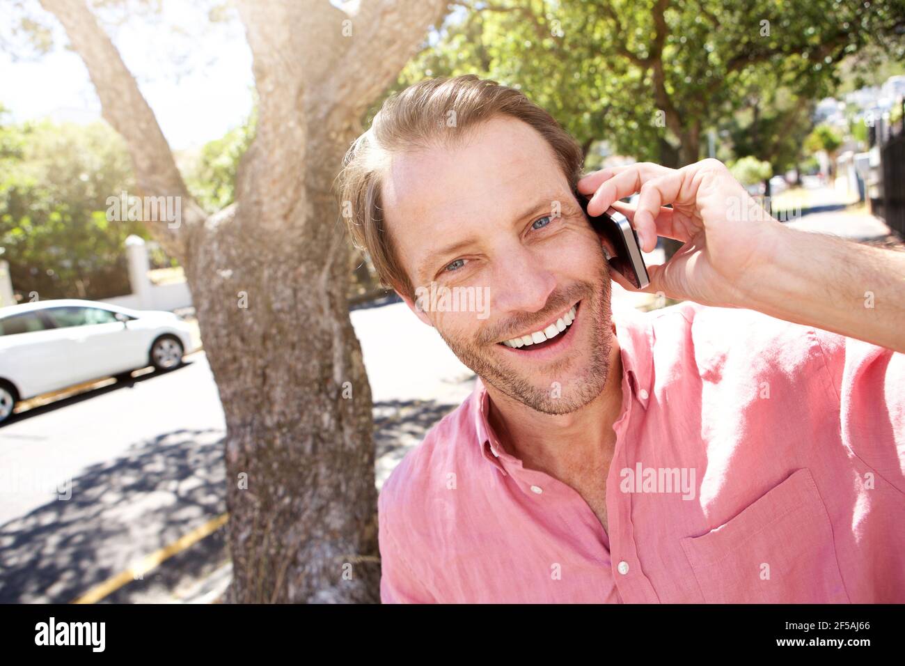 Nahaufnahme Porträt von glücklichen älteren Mann im Freien mit stehen Mobiltelefon Stockfoto