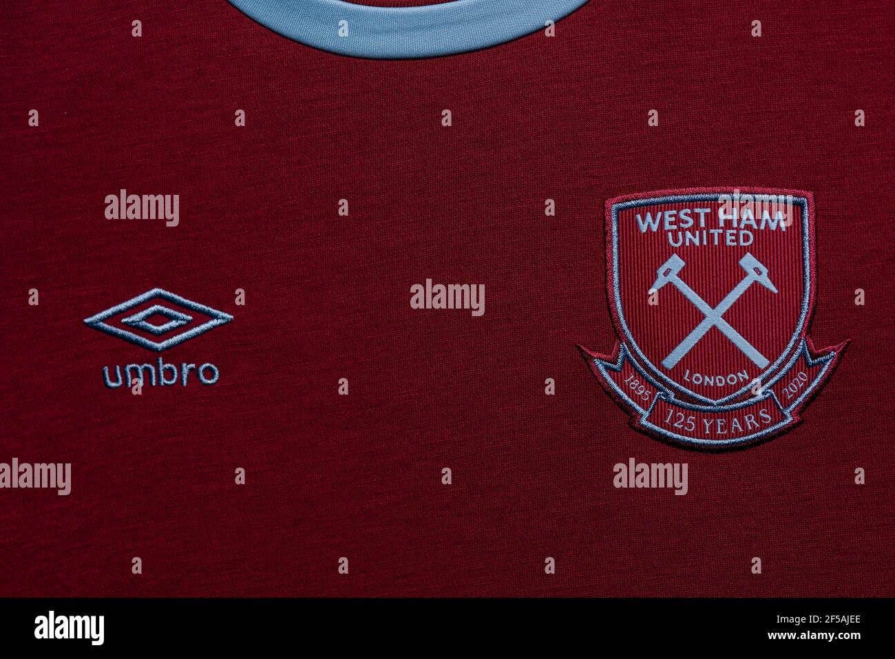 Nahaufnahme des West Ham United FC Trikots 2020/21 Stockfoto