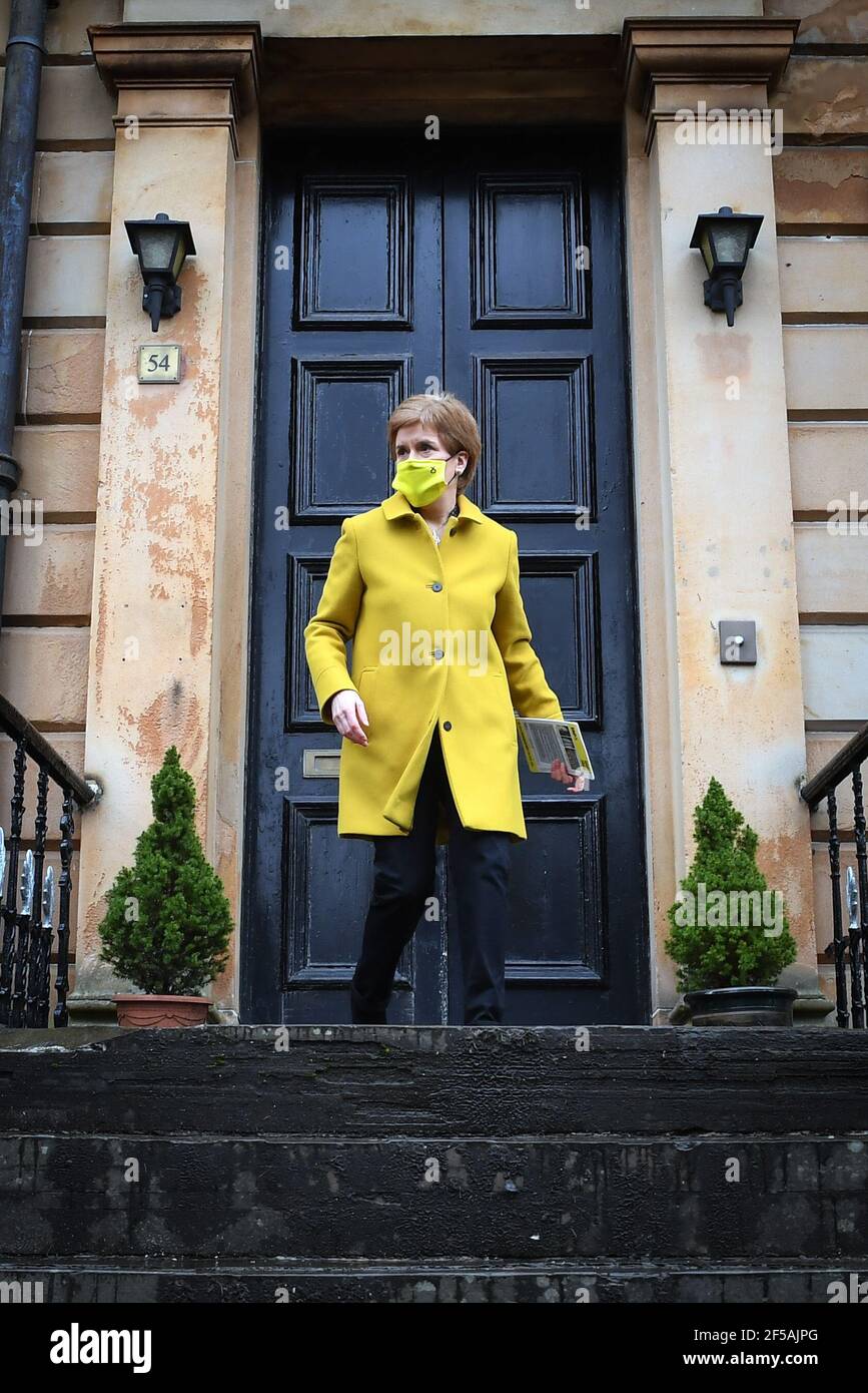 Schottlands erste Ministerin Nicola Sturgeon, Vorsitzende der Scottish National Party (SNP), setzt sich für die schottischen Parlamentswahlen in ihrem Glasgow Southside-Wahlkreis in Glasgow ein. Schottland wird am 6. Mai 2021 zur Wahl eines neuen parlaments gehen. Bilddatum: Donnerstag, 25. März 2021. Stockfoto
