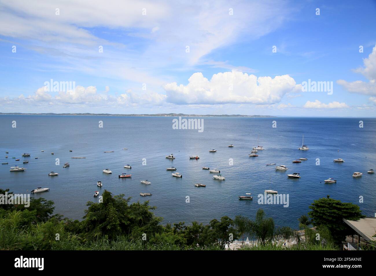 salvador, bahia, brasilien - 14. dezember 2020: Boote werden in Baia de Todos os Santos, in der Nähe der Iate Club Region in der Stadt Salvador vertäut gesehen. *** Stockfoto