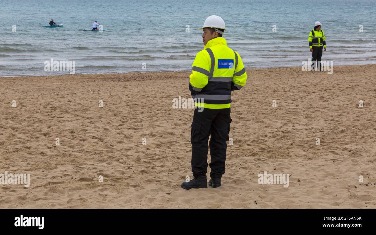 Insight Sicherheitspersonal am Strand für die Sicherheit bei der Nachfüllung von Stränden in Bournemouth und Poole Beaches, Dorset UK im März Stockfoto