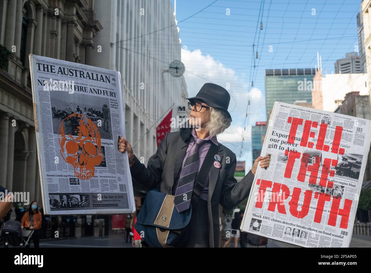 Melbourne, Australien. 25th. März 2021. Zusammen mit Flaggen und Transparenten schufen die Protestierenden der Extinction Rebellion große Scheinzeitungen mit Berichten über extreme Wetterereignisse und Klimaprobleme in Australien. Es folgt eine Woche disruptiver Maßnahmen der Gruppe, um die Öffentlichkeit und das Bundesbewusstsein für den Klimawandel zu schärfen. Quelle: Jay Kogler/Alamy Live News Stockfoto