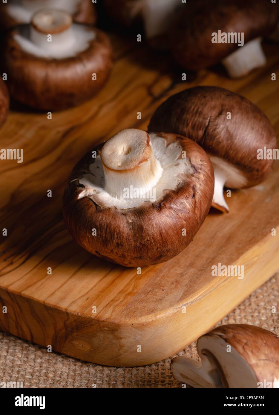 Stillleben, Champignons auf einem Holzbrett Stockfoto