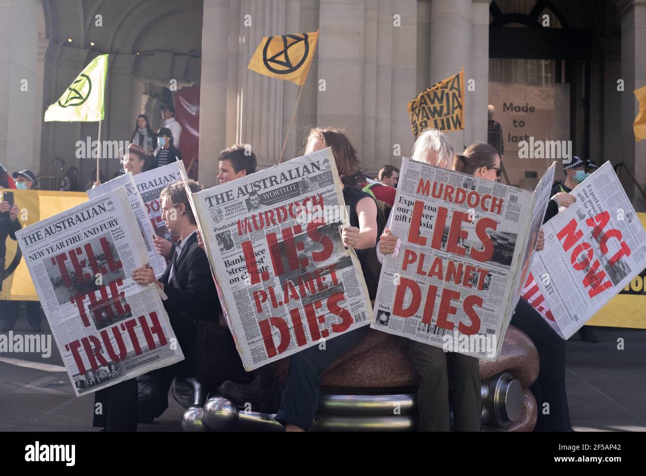 Melbourne, Australien. 25th. März 2021. Zusammen mit Flaggen und Transparenten schufen die Protestierenden der Extinction Rebellion große Scheinzeitungen mit Berichten über extreme Wetterereignisse und Klimaprobleme in Australien. Es folgt eine Woche disruptiver Maßnahmen der Gruppe, um die Öffentlichkeit und das Bundesbewusstsein für den Klimawandel zu schärfen. Quelle: Jay Kogler/Alamy Live News Stockfoto