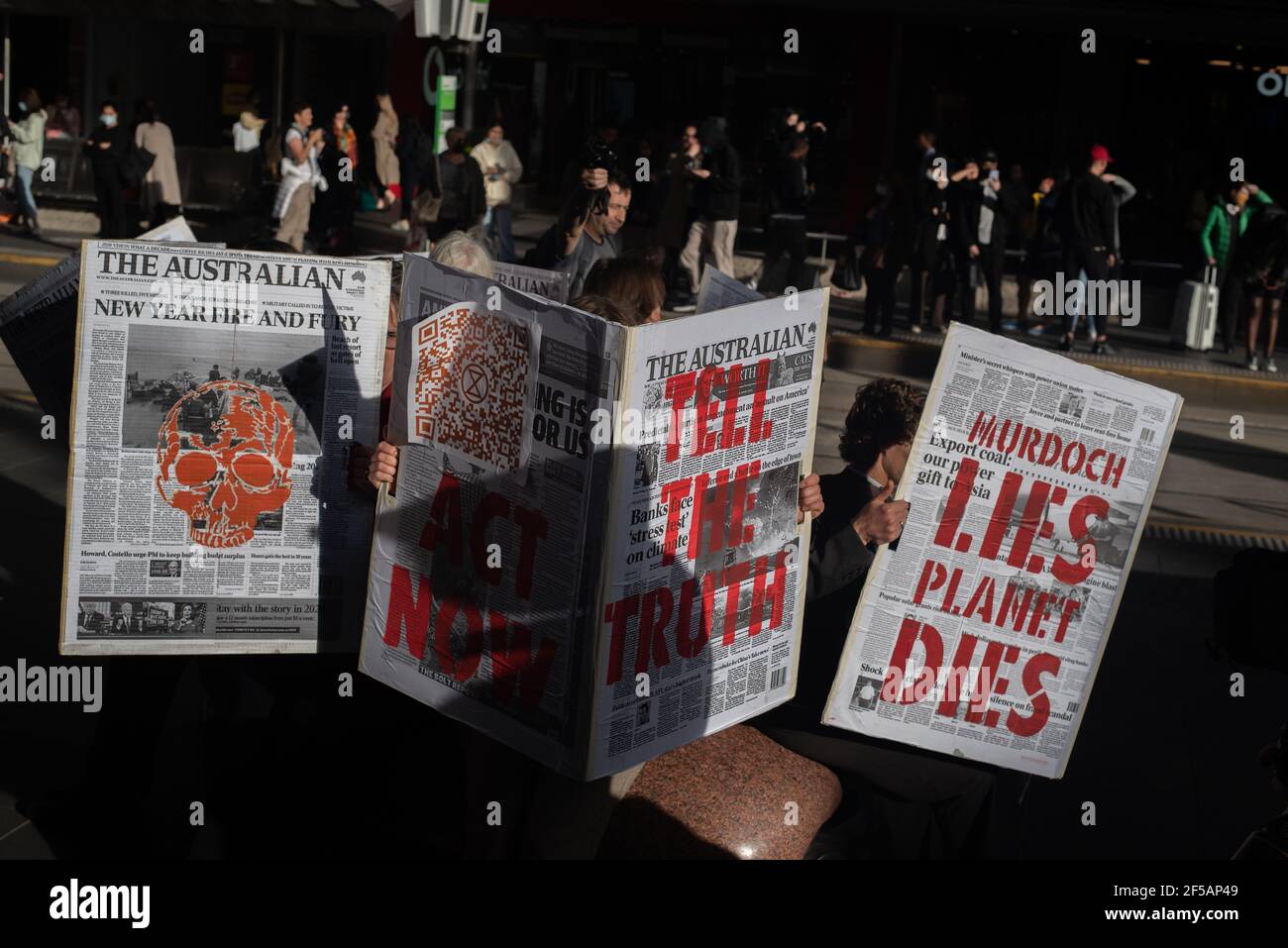 Melbourne, Australien. 25th. März 2021. Zusammen mit Flaggen und Transparenten schufen die Protestierenden der Extinction Rebellion große Scheinzeitungen mit Berichten über extreme Wetterereignisse und Klimaprobleme in Australien. Es folgt eine Woche disruptiver Maßnahmen der Gruppe, um die Öffentlichkeit und das Bundesbewusstsein für den Klimawandel zu schärfen. Quelle: Jay Kogler/Alamy Live News Stockfoto