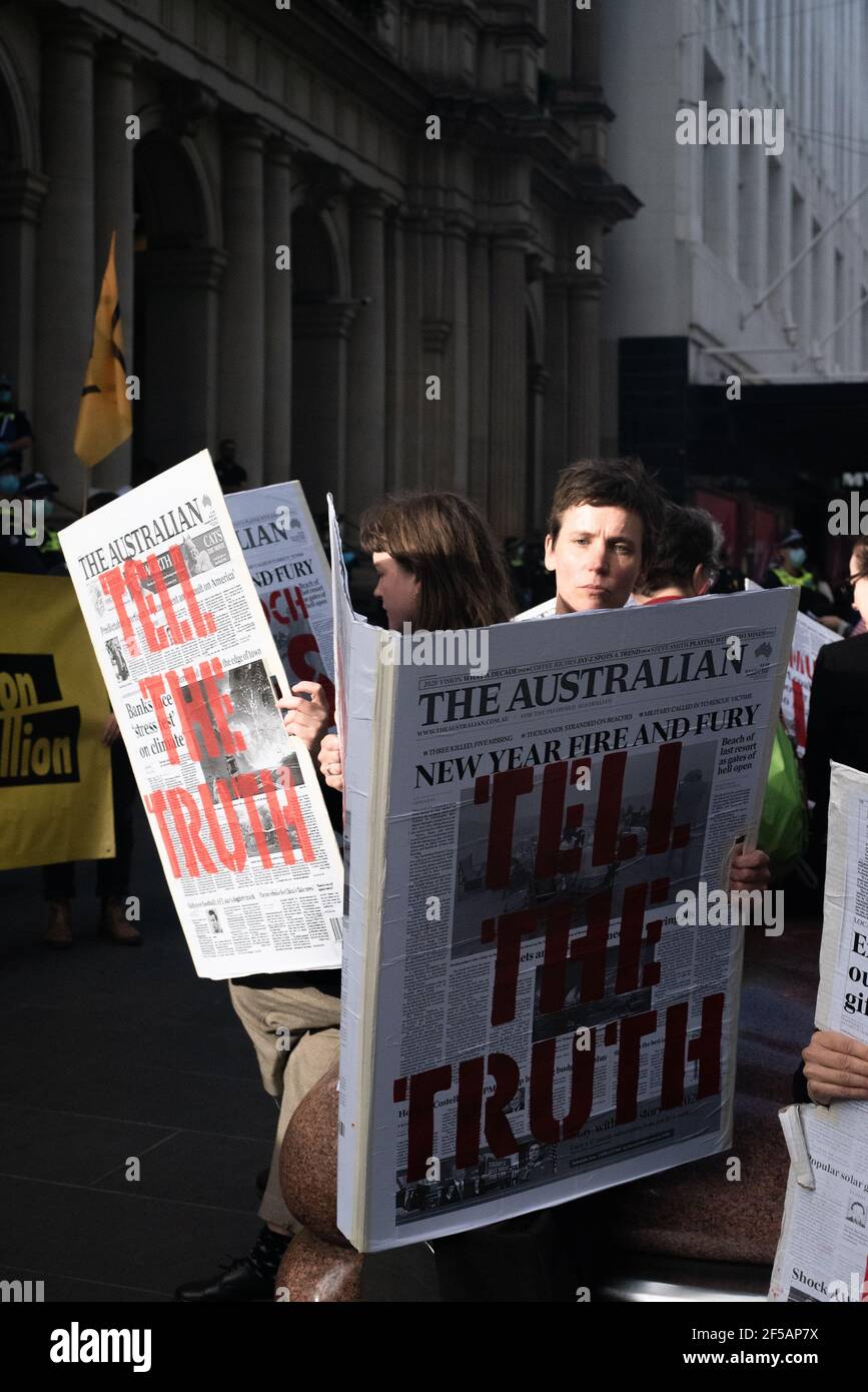 Melbourne, Australien. 25th. März 2021. Zusammen mit Flaggen und Transparenten schufen die Protestierenden der Extinction Rebellion große Scheinzeitungen mit Berichten über extreme Wetterereignisse und Klimaprobleme in Australien. Es folgt eine Woche disruptiver Maßnahmen der Gruppe, um die Öffentlichkeit und das Bundesbewusstsein für den Klimawandel zu schärfen. Quelle: Jay Kogler/Alamy Live News Stockfoto