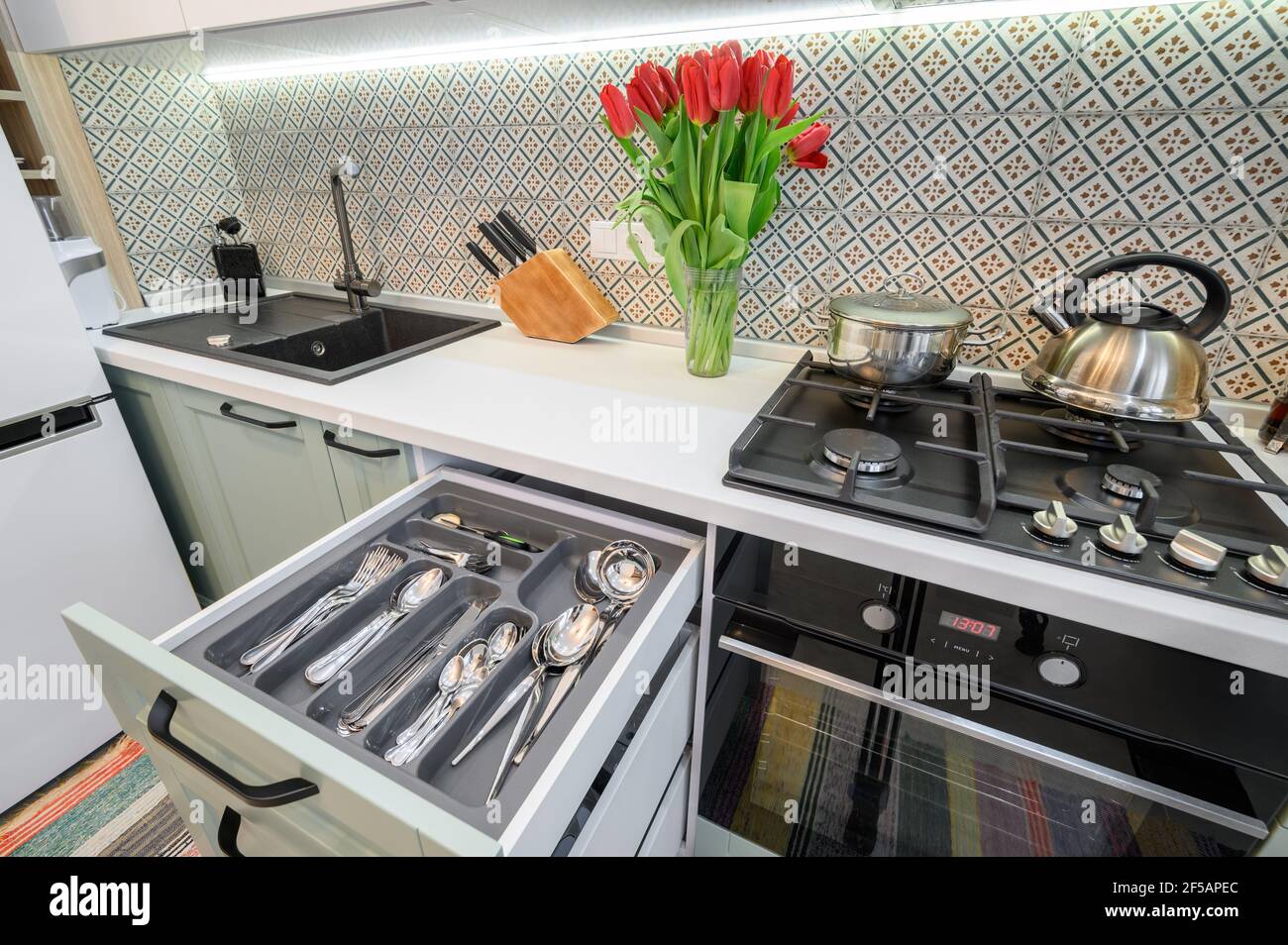 Schubladen herausgezogen in Schrank bei Luxus-blaugrün und weiß Moderne Küchenmöbel Stockfoto