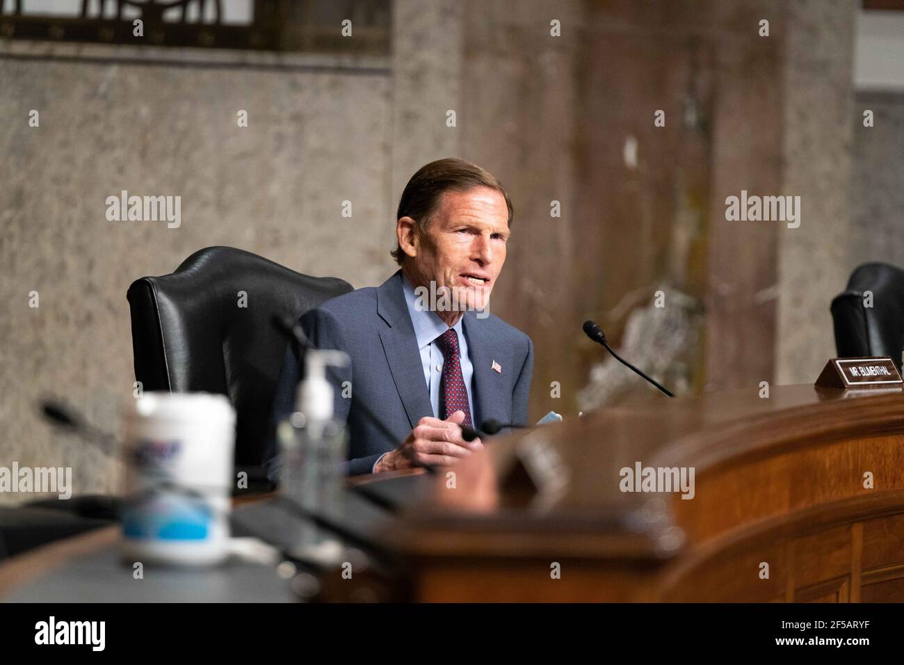 US-Senator Richard Blumenthal (Demokrat von Connecticut), spricht bei einer Anhörung über das "United States Special Operations Command and United States Cyber Command" mit dem Senat Armed Services Committee auf Capitol Hill in Washington DC am 25th. März 2021.Quelle: Anna Moneymaker / Pool via CNP - Nutzung weltweit Stockfoto