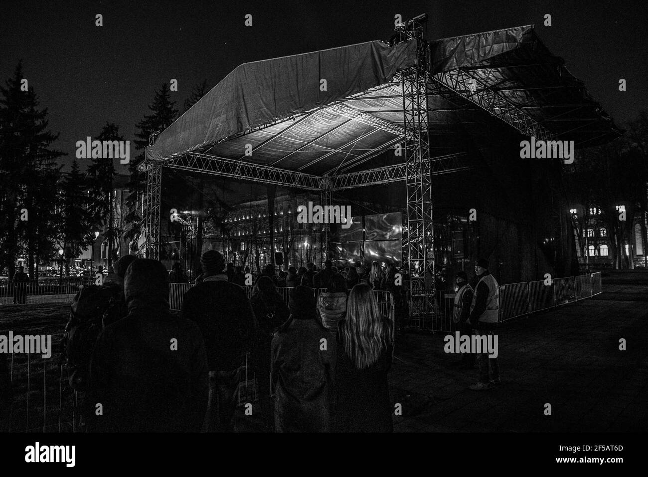 RIGA/LETTLAND - 17. NOVEMBER 2018: Lettische Flaggen. Festival of Light ‘’Star Riga’, eine erstaunliche Laserlichtshow in Riga Stockfoto