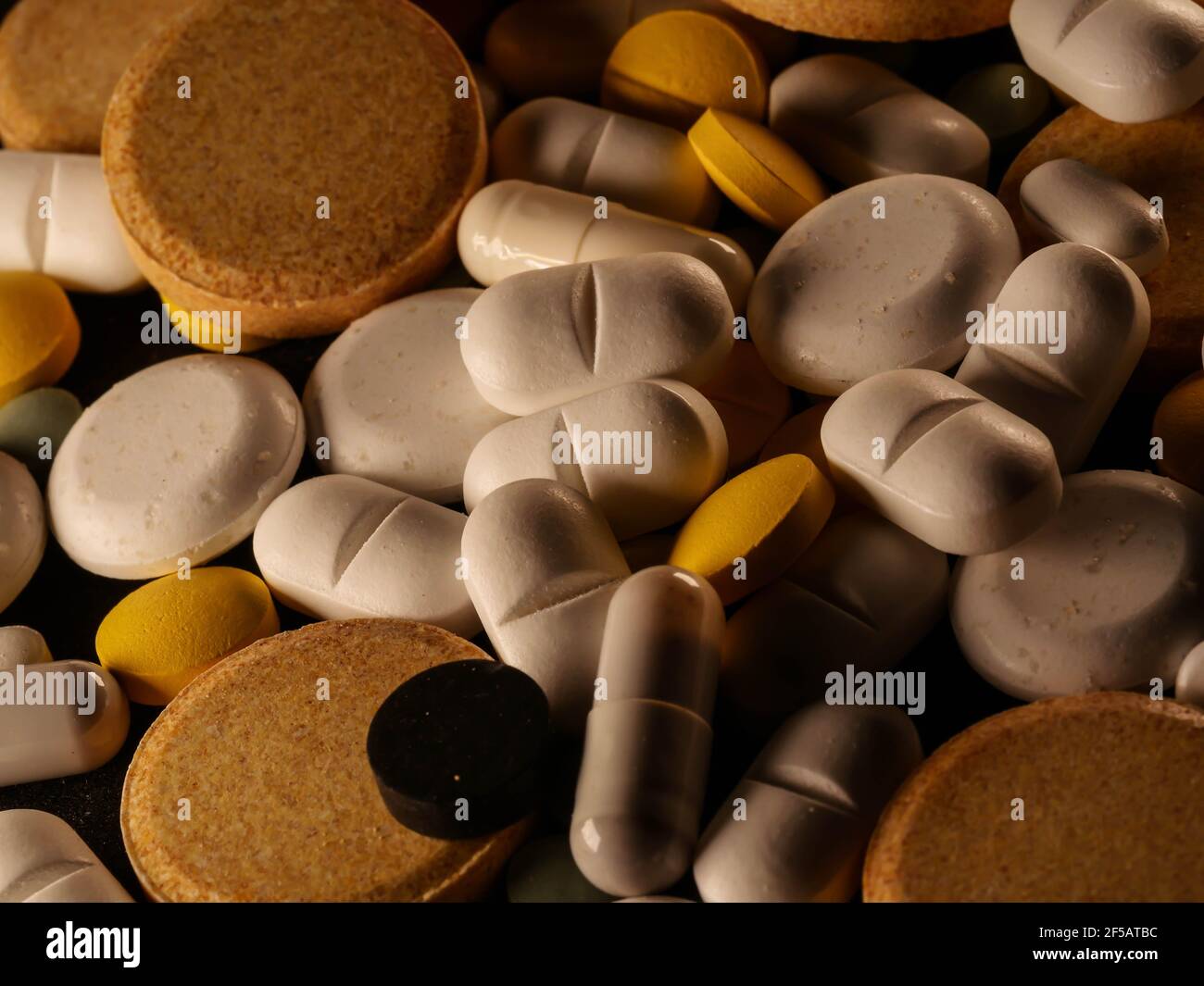 Arzneimittel Antibiotika Pillen Medizin bunte antibakterials Pillen auf weißem Hintergrund Kapsel Pille Medizin Stockfoto