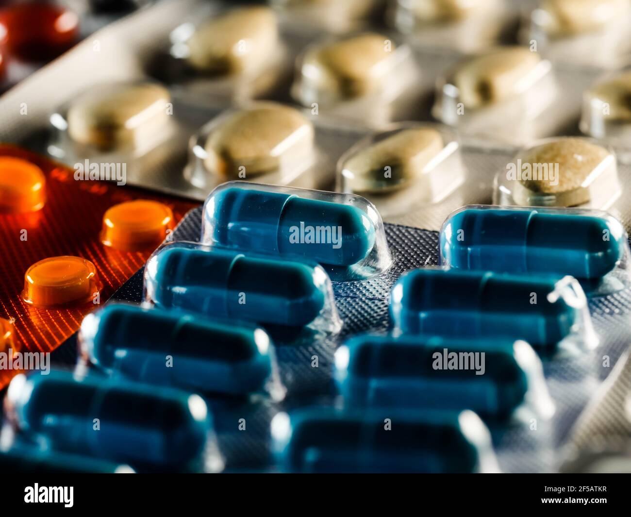 Arzneimittel Antibiotika Pillen Medizin bunte antibakterials Pillen auf weißem Hintergrund Kapsel Pille Medizin Stockfoto