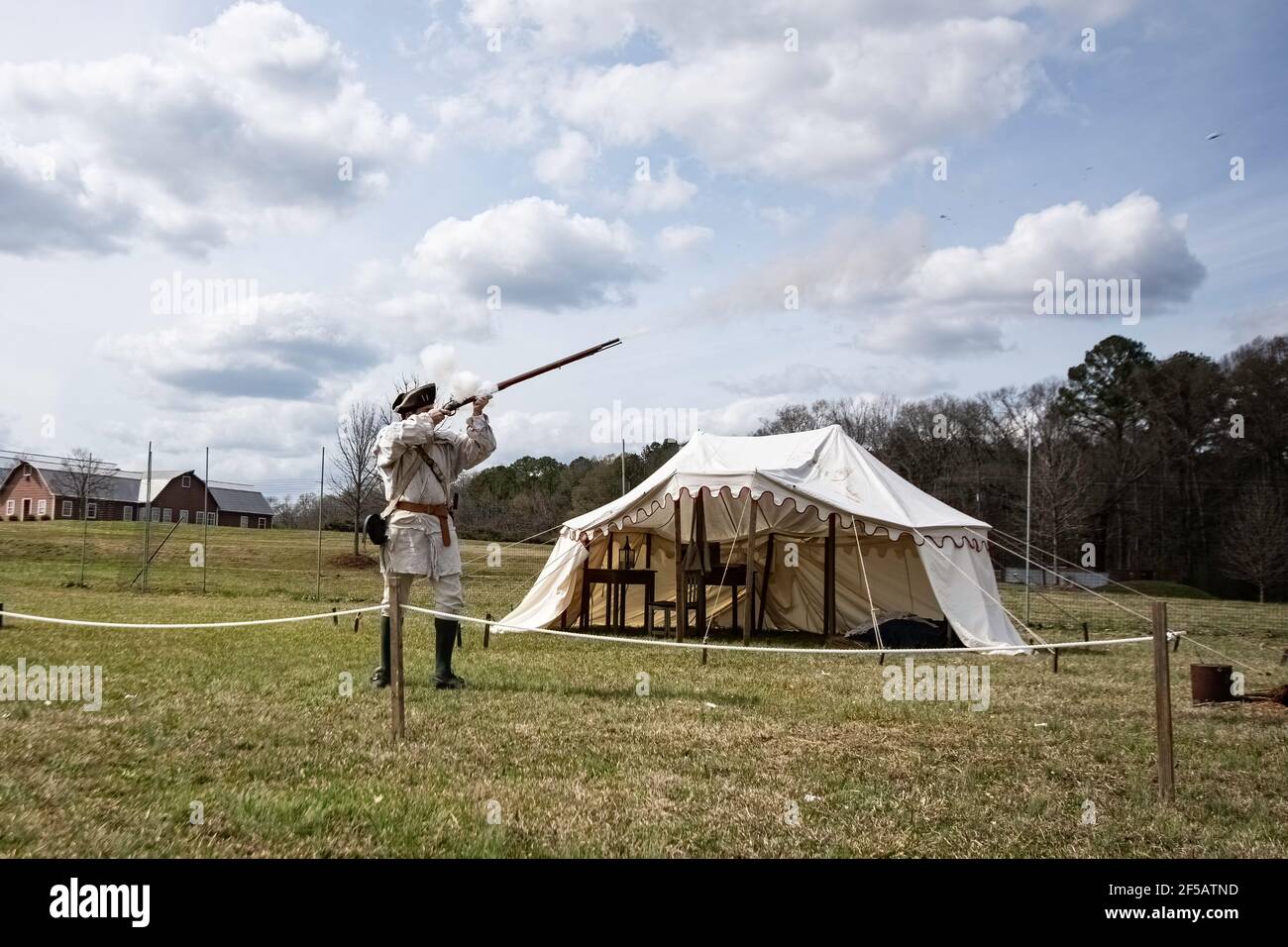 Montevallo, Alabama/USA-März 12: Ein Revolutionssoldat feuert während eines Programms beim Festival of Tul eine Muskete im American Village ab Stockfoto
