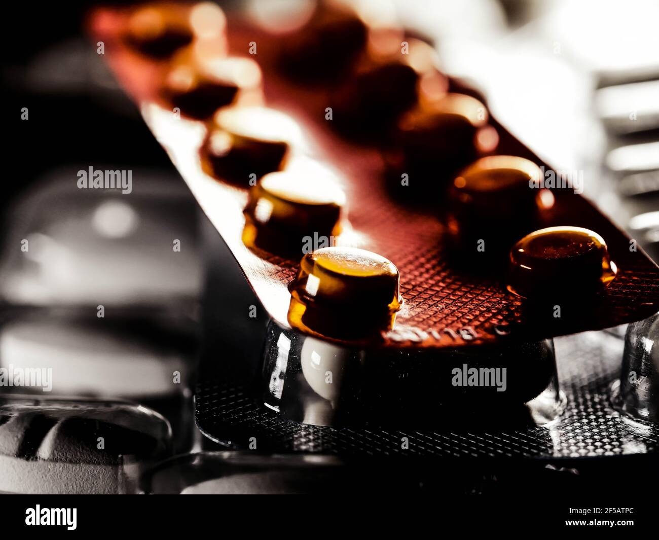 Arzneimittel Antibiotika Pillen Medizin bunte antibakterials Pillen auf weißem Hintergrund Kapsel Pille Medizin Stockfoto