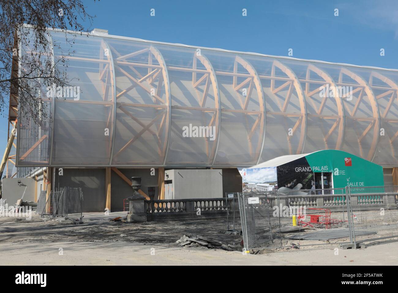 TEMPORÄRES GRAND PALAIS, ERBAUT VON GL EVENTS UND GESTALTET VON DER ARCHITEKT JEAN-MICHEL WILMOTTE Stockfoto