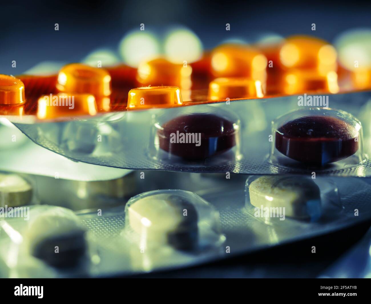 Arzneimittel Antibiotika Pillen Medizin bunte antibakterials Pillen auf weißem Hintergrund Kapsel Pille Medizin Stockfoto