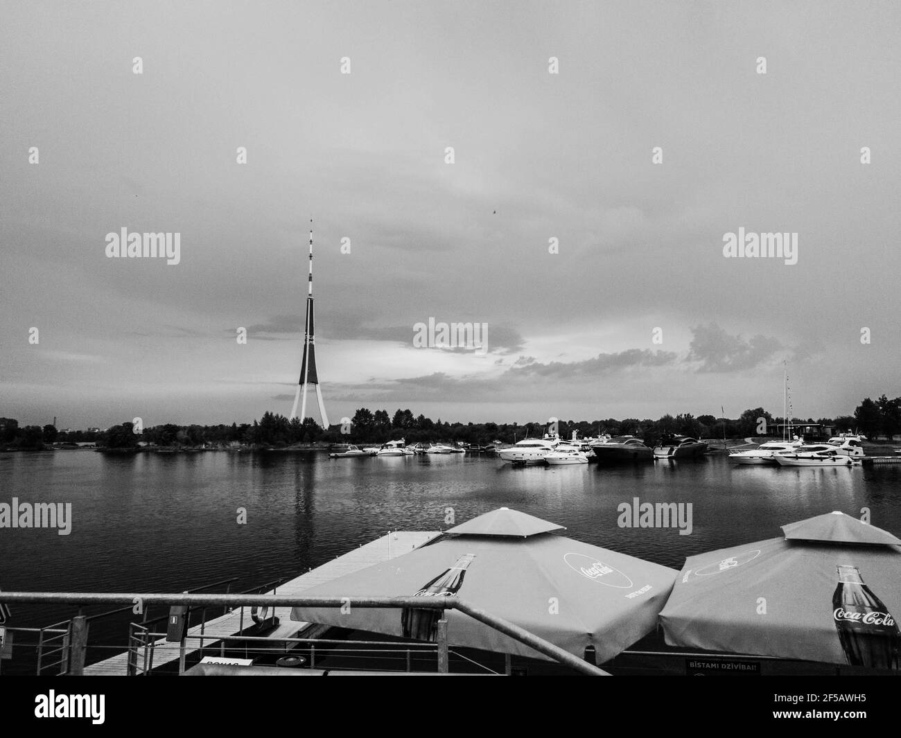 Toller Blick auf den Radio- und Fernsehturm von Riga, Lettland Stockfoto