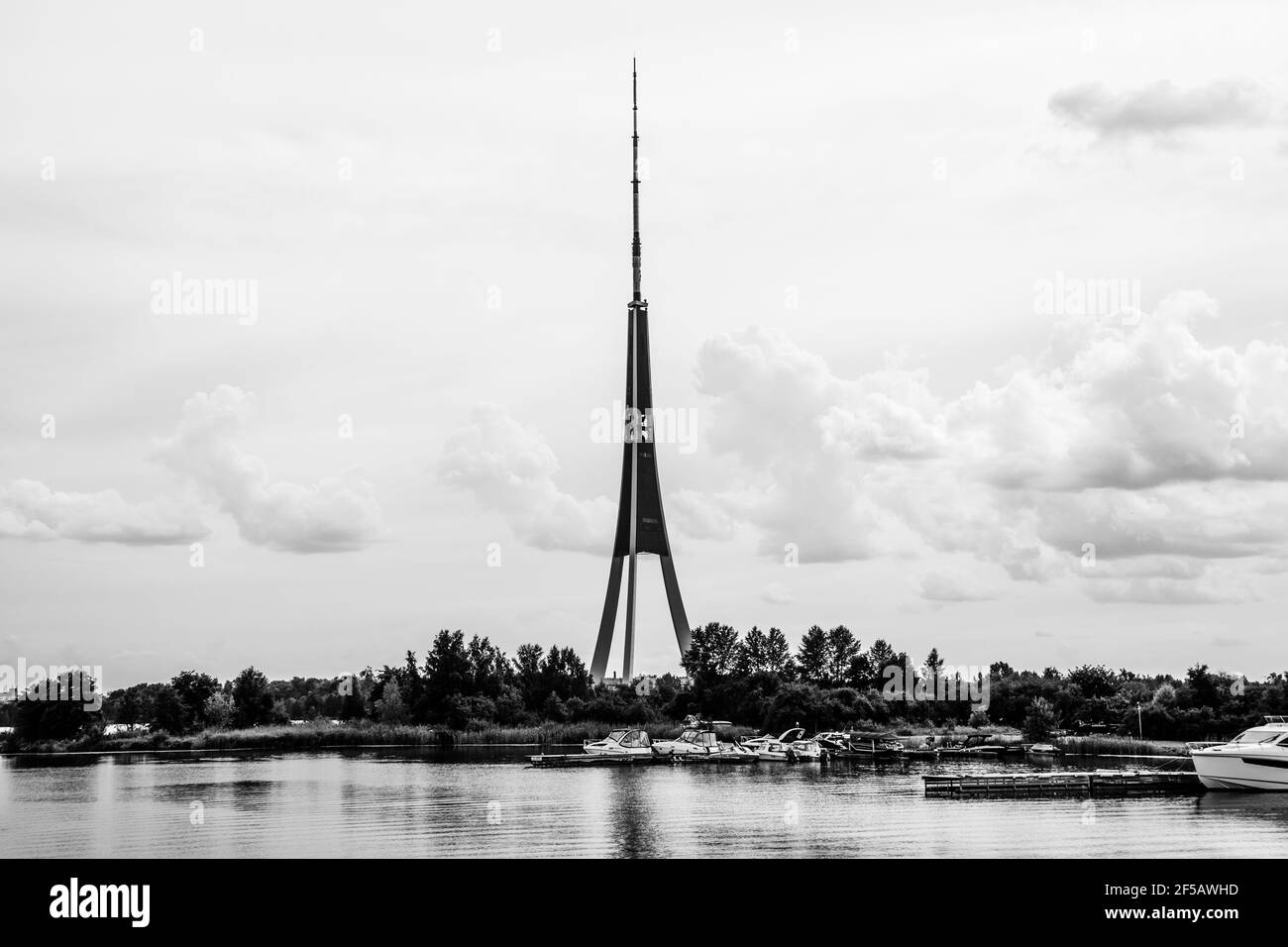 Toller Blick auf den Radio- und Fernsehturm von Riga, Lettland Stockfoto