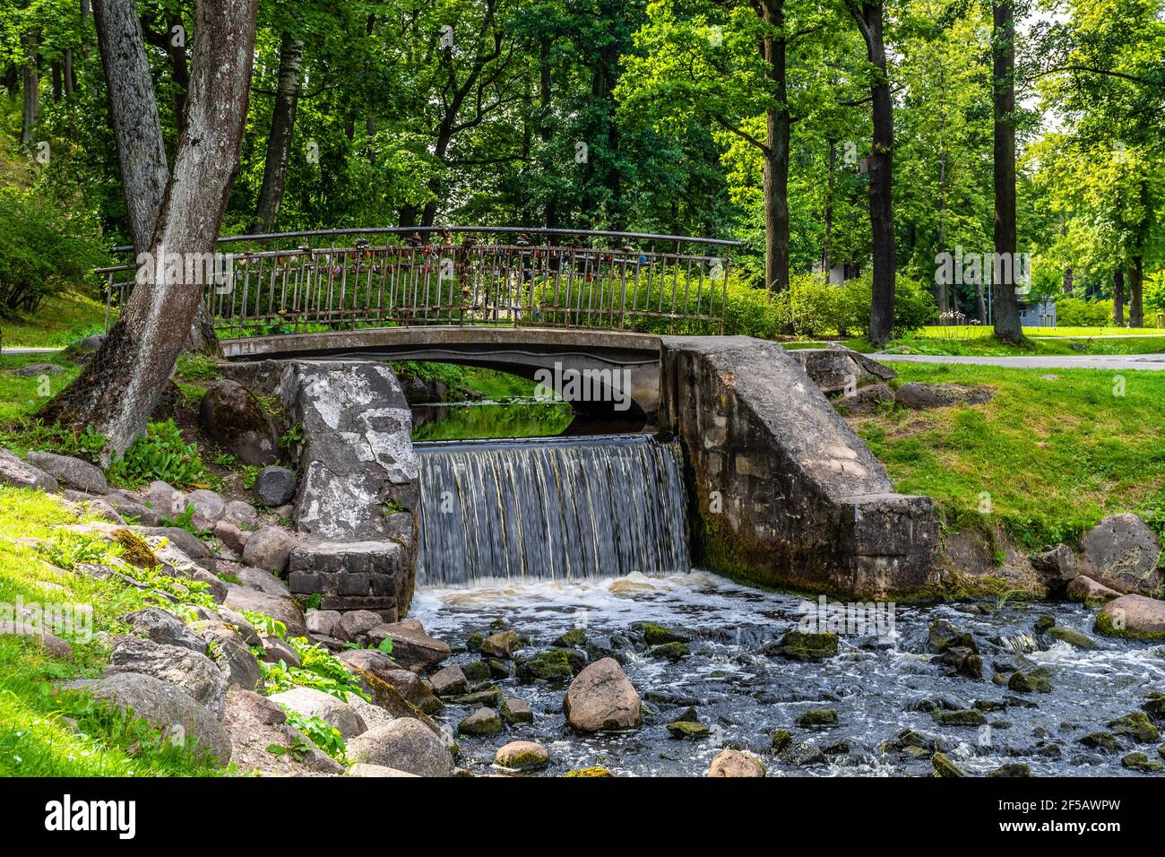 Stadt Riga, Lettland, Herbst. Arkadijas Park, gelbe Bäume und Wasserfall, Blätter. Reise Natur Foto Stockfoto