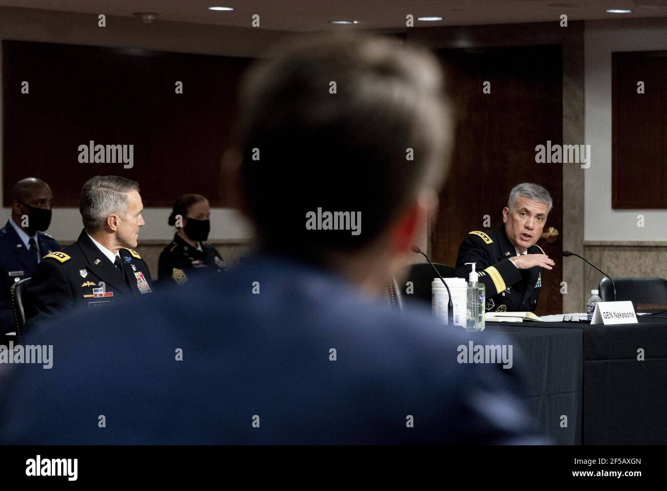 U.S. Cyber Command Head, National Security Agency Director und Central Security Service Chief Gen. Paul Nakasone, rechts, begleitet von Special Operations Command Gen. Richard Clarke, links, beantwortet eine Frage von Senator Josh Hawley, R-Mo., Vordergrund, Während einer Anhörung zur Untersuchung des United States Special Operations Command und des United States Cyber Command im Hinblick auf den Antrag auf Genehmigung der Verteidigung für das Geschäftsjahr 2022 und das Future Years Defence Program, auf Capitol Hill, Donnerstag, 25. März 2021, In Washington. Foto von Andrew Harnik/Pool/ABACAPRESS.COM Stockfoto