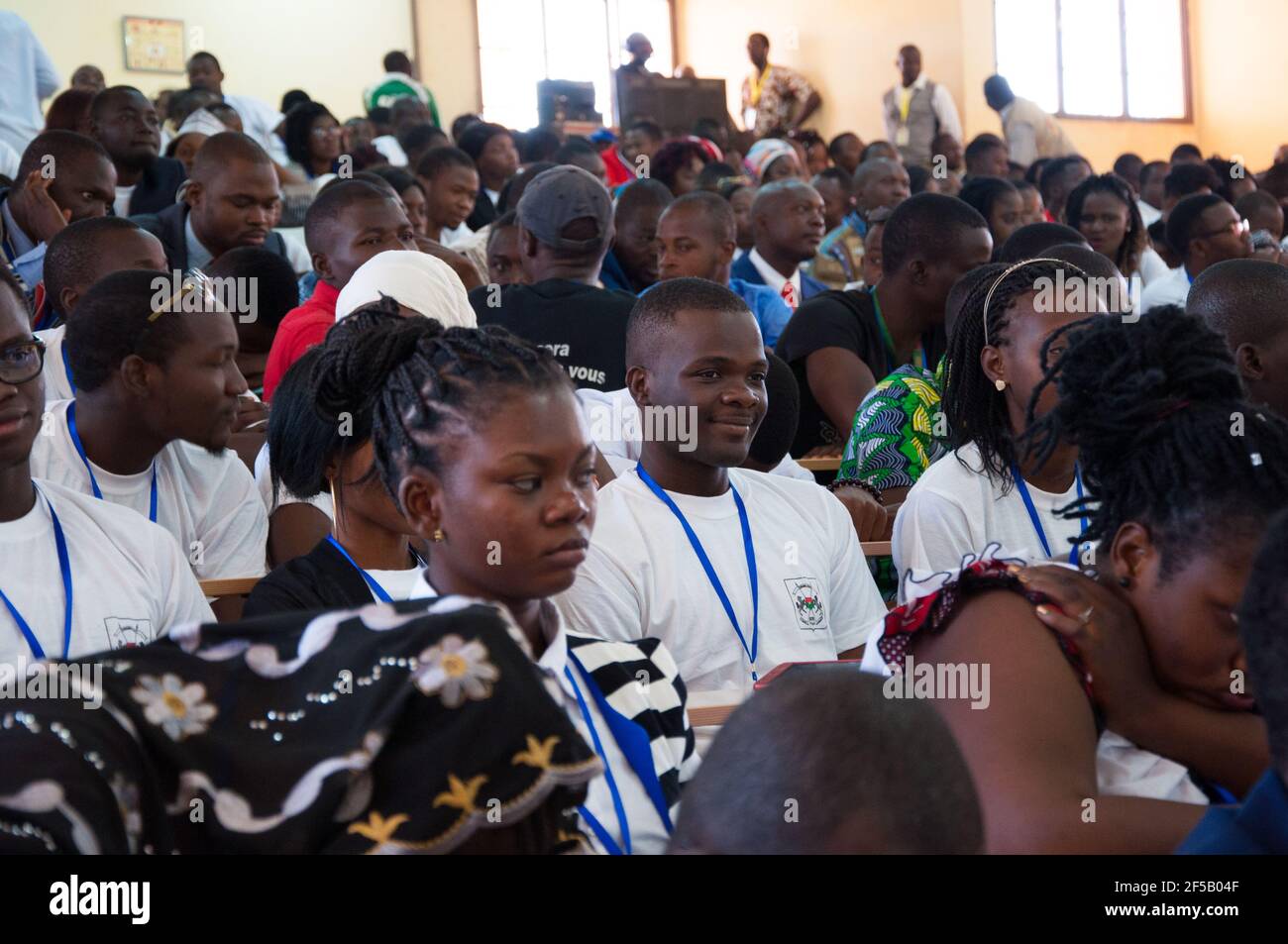 OUAGADOUGOU, BURKINA FASO - 28. NOVEMBER 2017 : Burkinabé-Studenten warten auf die Rede des französischen Präsidenten Emmanuel Macron an der Universität. Stockfoto OUAGADOUGOU, BURKINA FASO - 28. NOVEMBER 2017 : Burkinabé-Studenten warten auf die Rede des französischen Präsidenten Emmanuel Macron an der Universität. Stockfoto