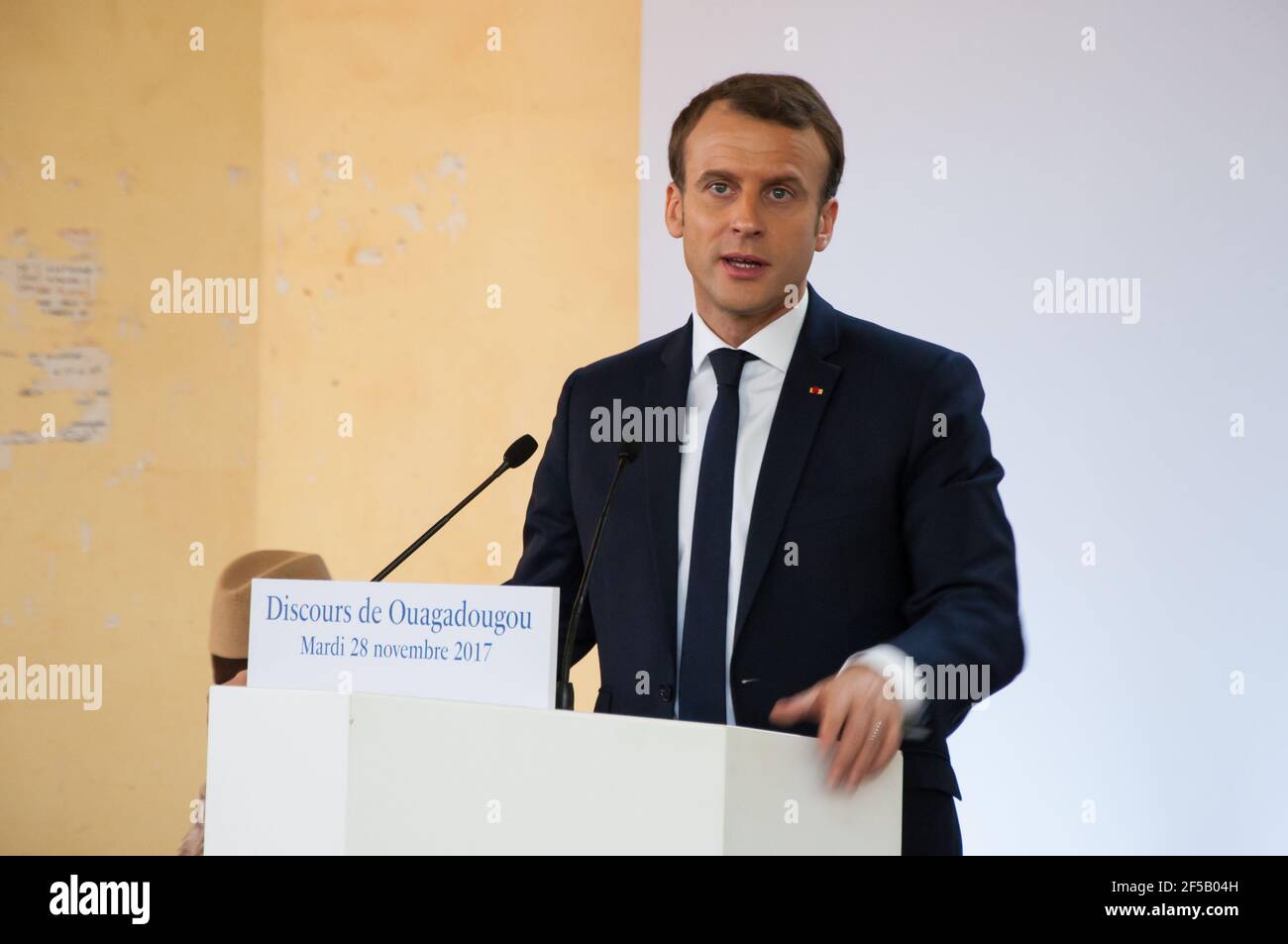 OUAGADOUGOU, BURKINA FASO - 28. NOVEMBER 2017 : der französische Präsident Emmanuel Macron hält an der Universität seine Rede zur afrikanischen Politik. Stockfoto