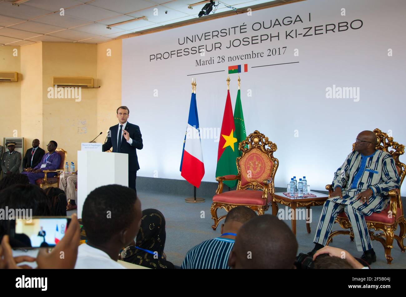 OUAGADOUGOU, BURKINA FASO - 28. NOVEMBER 2017 : der französische Präsident Emmanuel Macron hält an der Universität seine Rede zur afrikanischen Politik. Stockfoto OUAGADOUGOU, BURKINA FASO - 28. NOVEMBER 2017 : der französische Präsident Emmanuel Macron hält an der Universität seine Rede zur afrikanischen Politik. Stockfoto