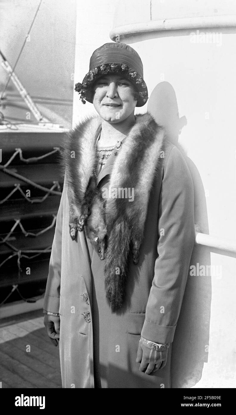 Gertrude Ederle. Porträt der amerikanischen Schwimmerin und Olympiasiegerin Gertrude Caroline Ederle (1905-2003), Bain News Service, 1925. Im August 1926 war sie die erste Frau, die über den Ärmelkanal schwamm. Stockfoto