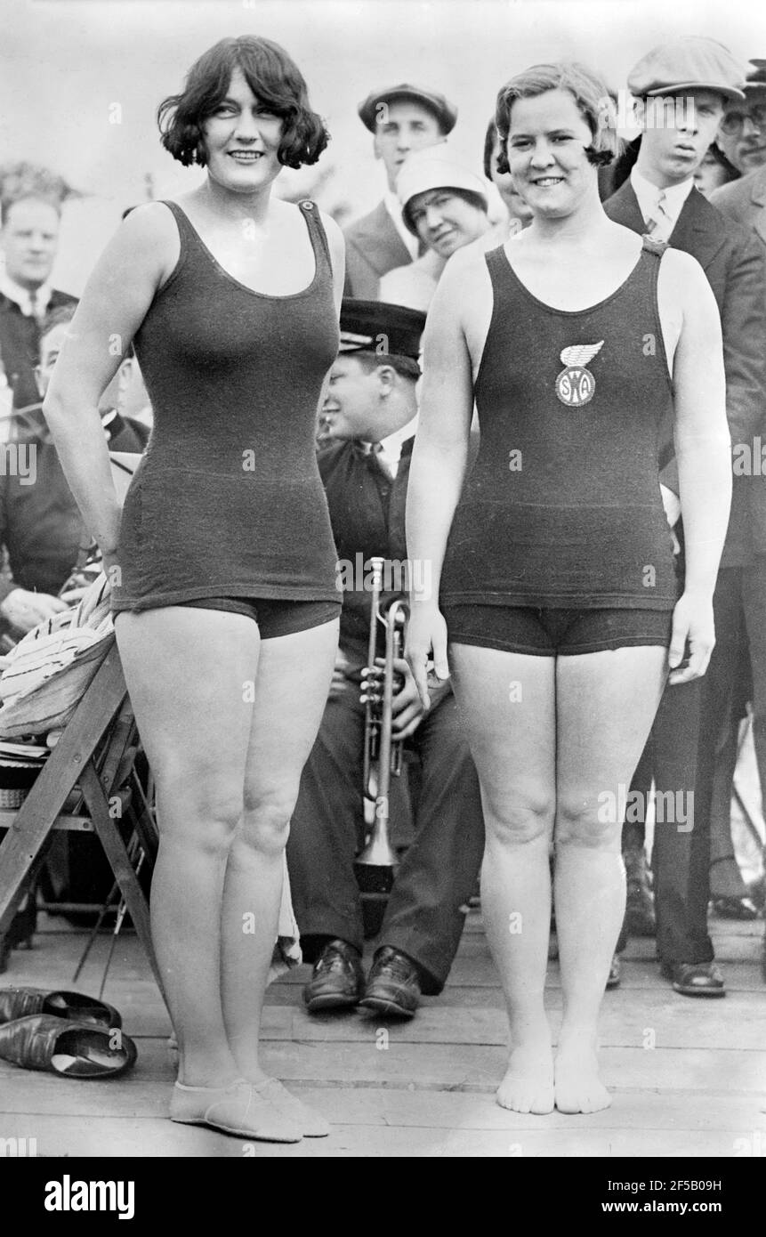 Aileen Muriel Riggin (auch bekannt als Aileen Soule) und Gertrude Ederle. Porträt der amerikanischen Schwimmer und Olympiasieger, Gertrude Caroline Ederle (1905-2003) und Aileen Muriel Riggin (1906-2002), Bain News Service, 1926. Im August 1926, Ederle sie wurde die erste Frau, die über den Ärmelkanal schwimmen. Stockfoto