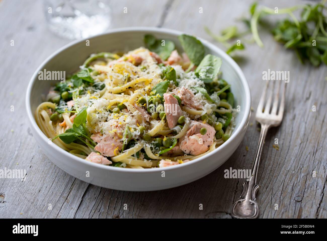 Linguine Pasta mit Lachs, Brunnenkresse und grünen Erbsen Stockfoto