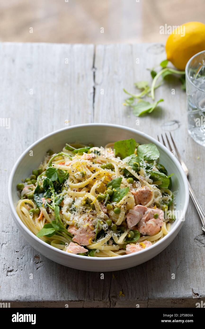 Linguine Pasta mit Lachs, Brunnenkresse und grünen Erbsen Stockfoto