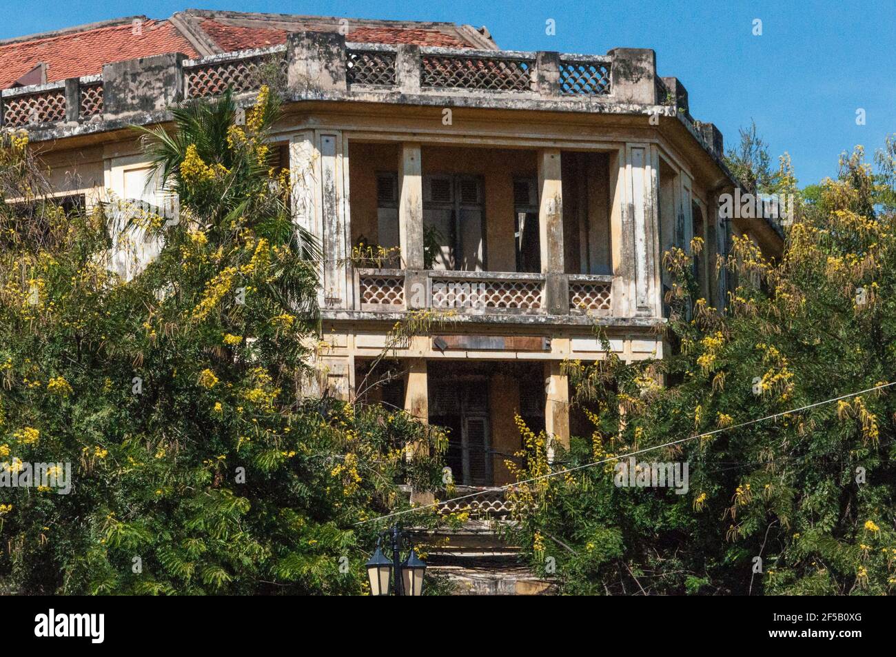 Dieses halb zerstörte Gebäude in Kambodscha wurde als Gefängnis für die Roten Khmer genutzt Stockfoto