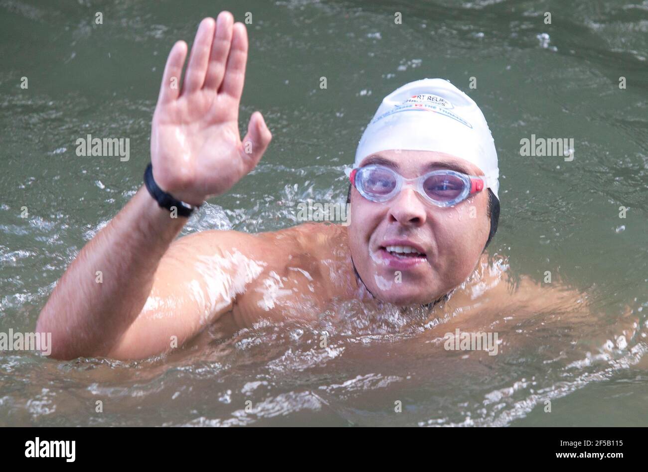 David Walliams, Komiker und Fernsehstar, beginnt sein Schwimmen entlang der Themse von Lechlade, Gloucestershire. Walliams, Star von Little Britain, wird 140 Meilen schwimmen, um Geld für Sports Relief zu sammeln und hofft, den aktuellen Rekord von 21 Tagen zu brechen, um das Schwimmen zu beenden. Foto von Adam Gasson. Stockfoto