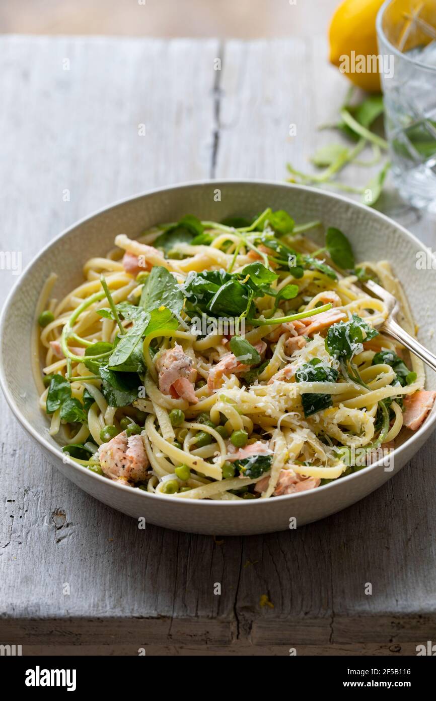 Linguine Pasta mit Lachs, Brunnenkresse und grünen Erbsen Stockfoto