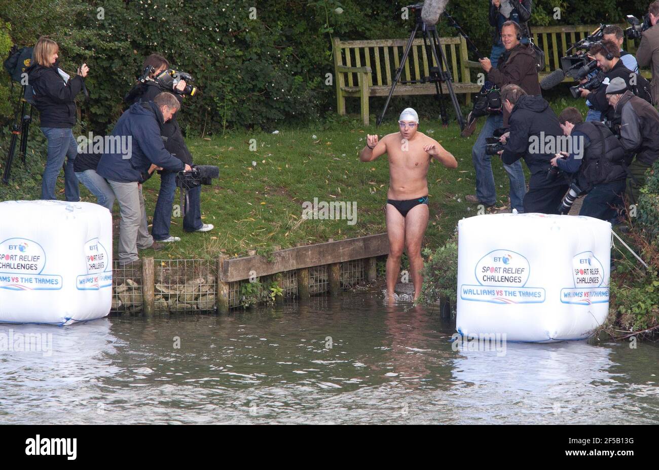 David Walliams, Komiker und Fernsehstar, beginnt sein Schwimmen entlang der Themse von Lechlade, Gloucestershire. Walliams, Star von Little Britain, wird 140 Meilen schwimmen, um Geld für Sports Relief zu sammeln und hofft, den aktuellen Rekord von 21 Tagen zu brechen, um das Schwimmen zu beenden. Foto von Adam Gasson. Stockfoto