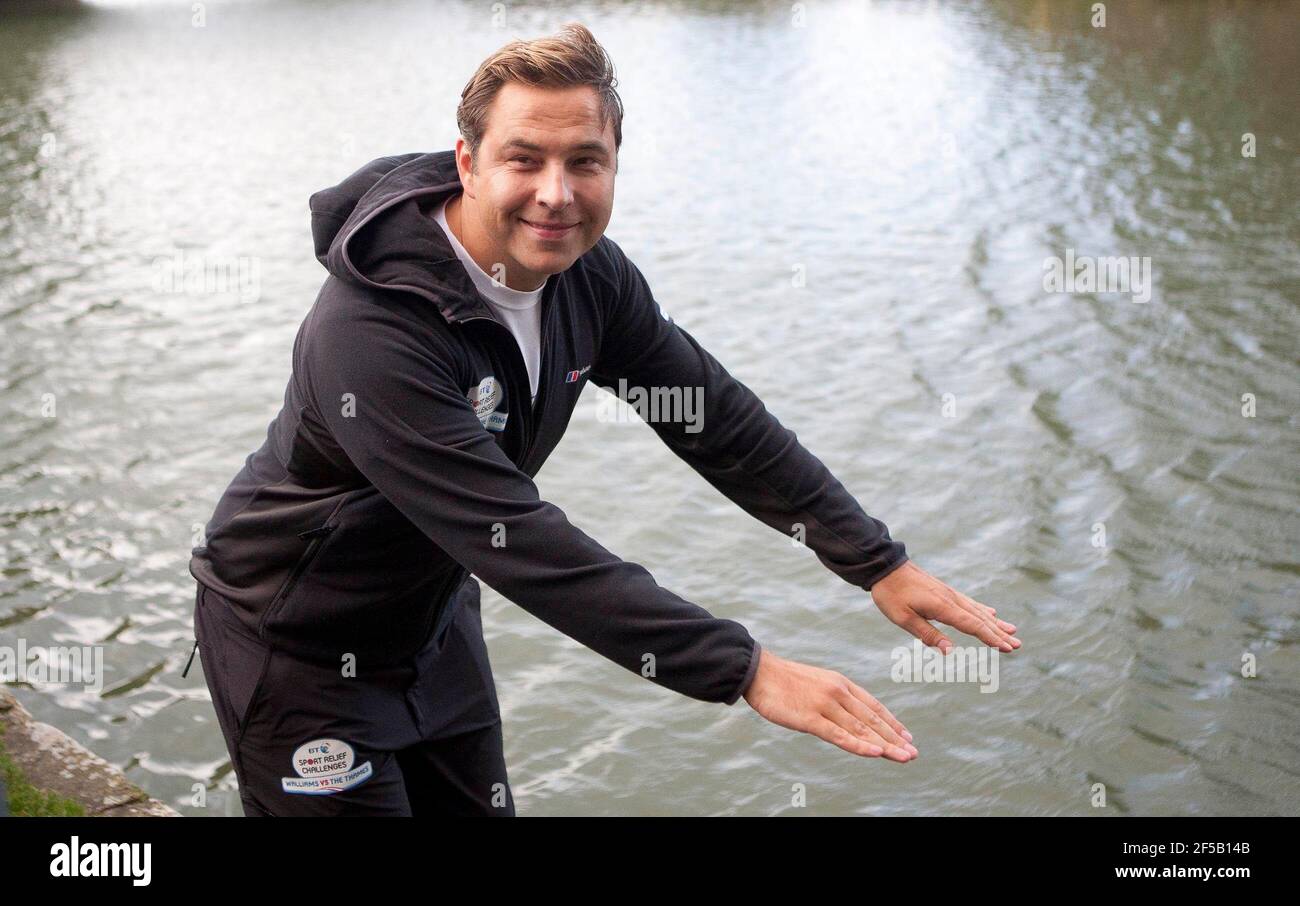 David Walliams, Komiker und Fernsehstar, beginnt sein Schwimmen entlang der Themse von Lechlade, Gloucestershire. Walliams, Star von Little Britain, wird 140 Meilen schwimmen, um Geld für Sports Relief zu sammeln und hofft, den aktuellen Rekord von 21 Tagen zu brechen, um das Schwimmen zu beenden. Foto von Adam Gasson. Stockfoto