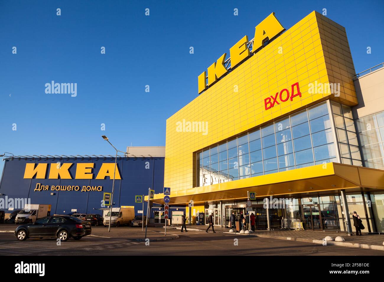 St. Petersburg, Russland-ca. Dez, 2020: Gebäude des Ikea Einkaufszentrums  mit Eingang. Es befindet sich im Mega Einkaufszentrum im Kudrovo Viertel.  It Stockfotografie - Alamy