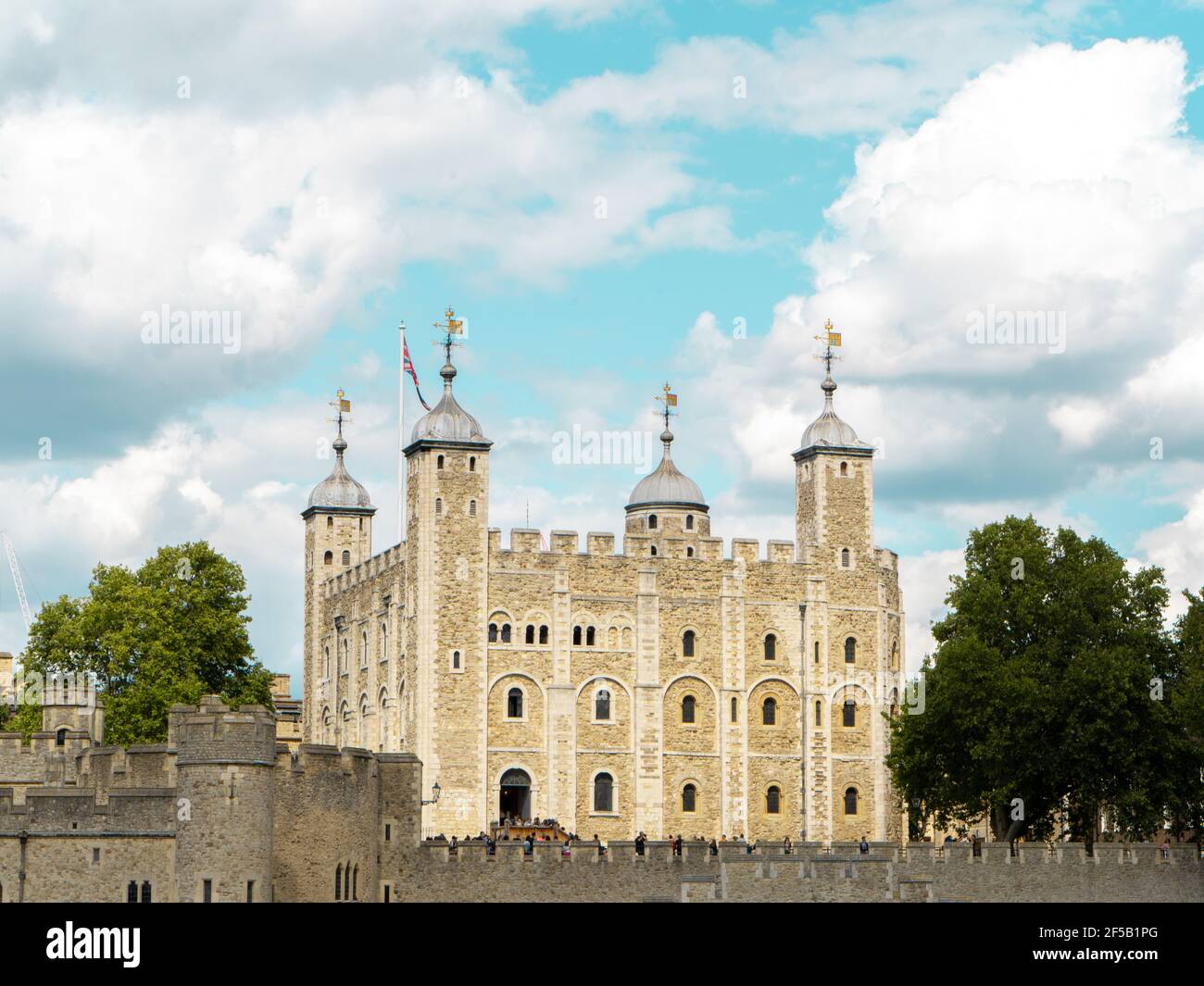 Tower of London, Großbritannien unter einer wunderschönen Wolkenlandschaft Stockfoto