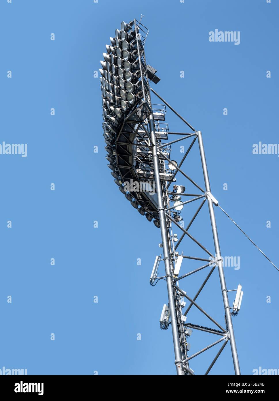 Stadionstrahler vor blauem Himmel Stockfoto
