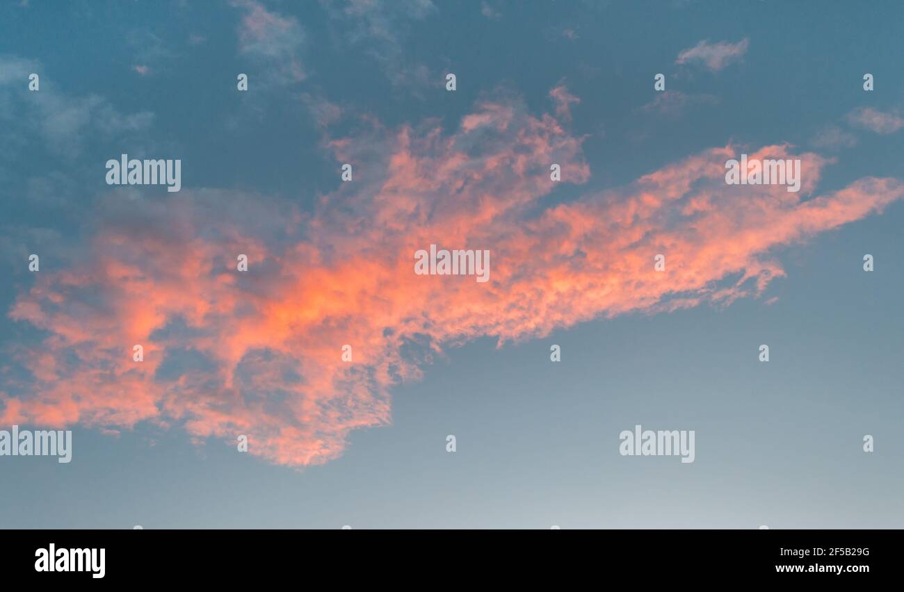 Dämmerung blauer Himmel, bunte Sonnenuntergangswolke, natürliche abstrakte Hintergrund Stockfoto