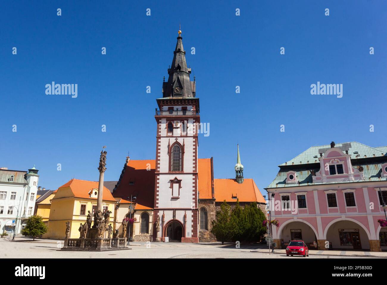 Dekanskirche der Himmelfahrt der Jungfrau Maria und der Stadtturm Chomutov Tschechische Republik Kirchturm in der Altstadt Stockfoto