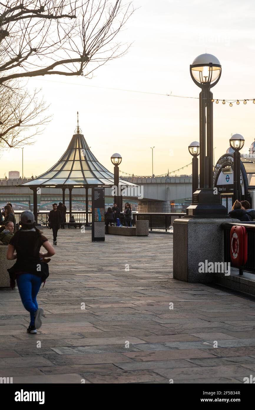 Die Themse bei Sonnenuntergang Stockfoto