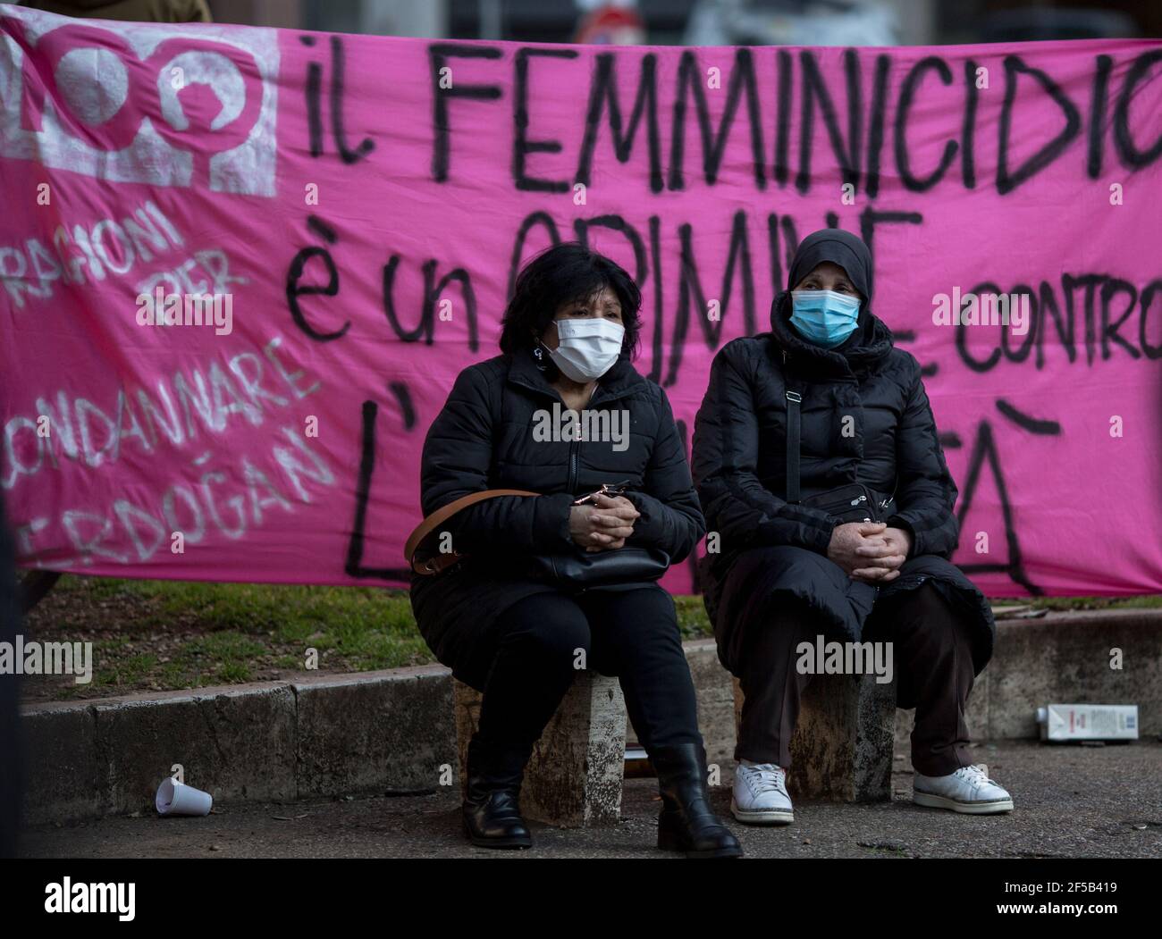 Rom, Italien. März 2021, 25th. Die feministische und transfeministische italienische Organisation Non Una Di Meno veranstaltete in Rom eine Demonstration zur Unterstützung und Solidarität mit Frauen in der Türkei und gegen die Entscheidung des türkischen Präsidenten Recep Tayyip Erdogan, Sein Land aus dem Übereinkommen des Europarates über die Verhütung und Bekämpfung von Gewalt gegen Frauen und häuslicher Gewalt, auch bekannt als Istanbul-Übereinkommen, herauszuziehen. Stockfoto