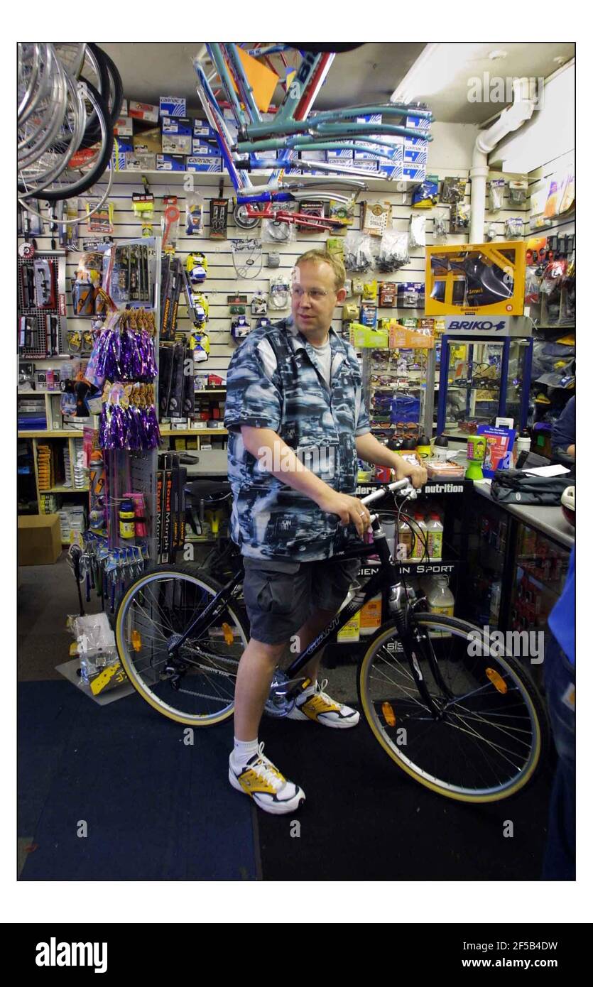 Cole Morton mit Fahrradlehrer Steve Wagland (Rechtschreibung bitte prüfen) Fahren Sie von Edwardes Fahrradladen in Camberwell Straße durch Elephant & Castle über die Waterloo Bridge nach Soho.Pic David Sandison 13/6/2003 Stockfoto