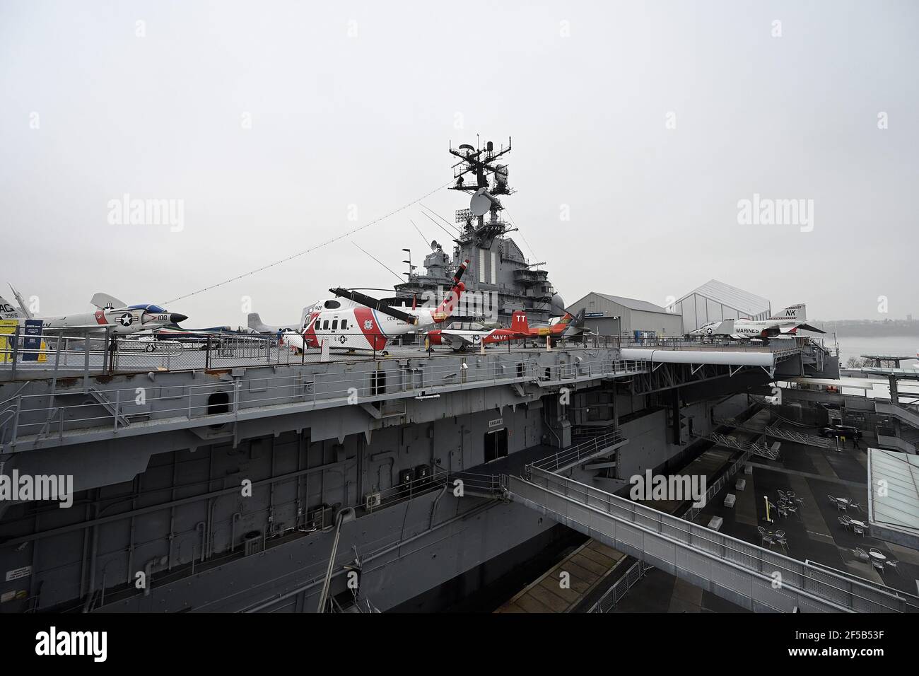 New York, USA. März 2021, 25th. Blick auf das Flugdeck des Intrepid Sea, Air & Space Museums, das heute wieder für die Öffentlichkeit zugänglich ist, nachdem es wegen der COVID-19 Pandemie für ein Jahr geschlossen wurde, New York, NY, 25. März 2021. Das schwimmende Museum, das an Manhattans West Side angedockt ist, wird die Kapazität auf 25% begrenzen, den Eintritt zeitlich eingrenzen und Gesichtsbedeckung und soziale Distanzierung erfordern. (Foto von Anthony Behar/Sipa USA) Quelle: SIPA USA/Alamy Live News Stockfoto