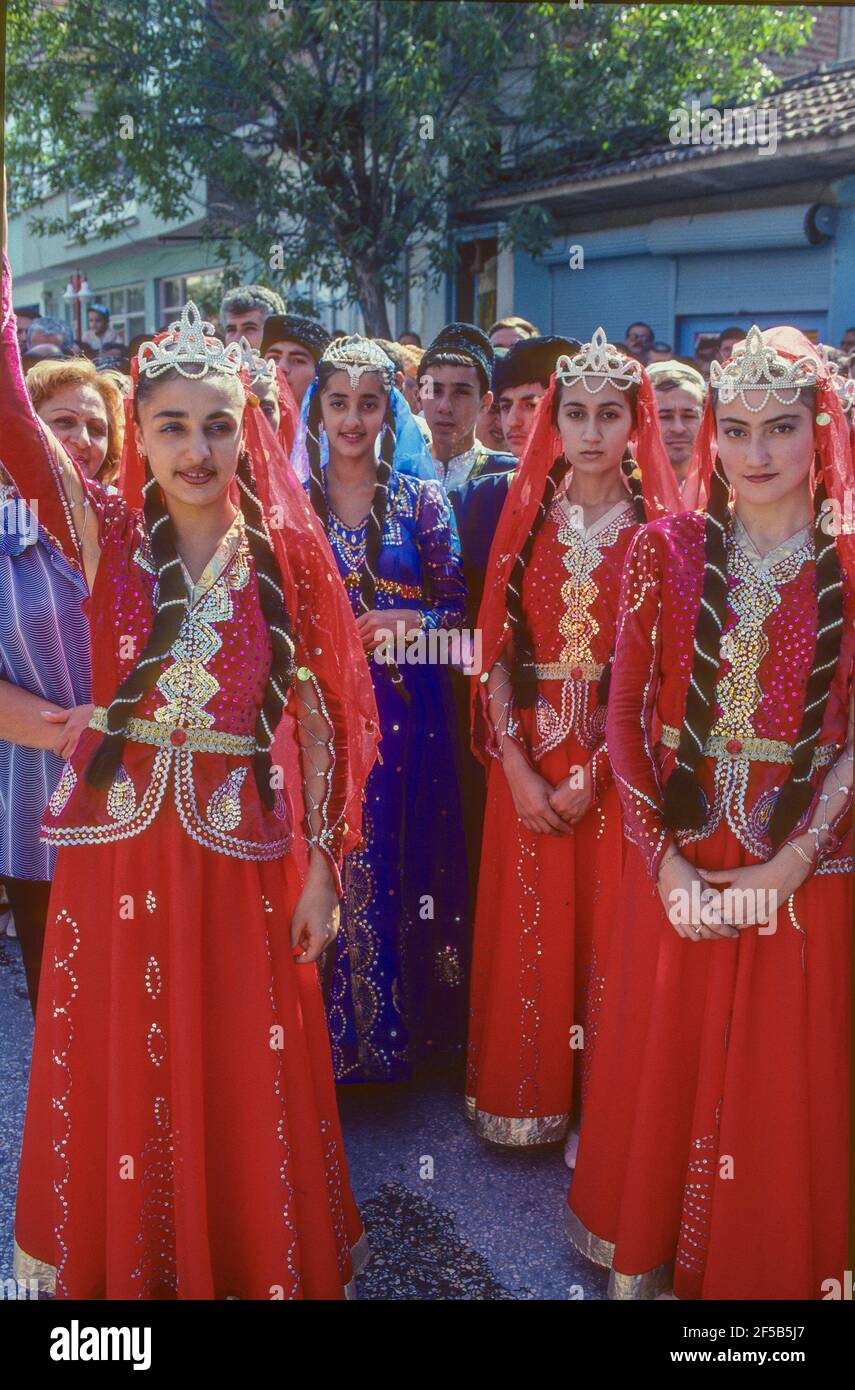 Tanztruppe in traditioneller Tracht Selendi Türkei Stockfotografie - Alamy